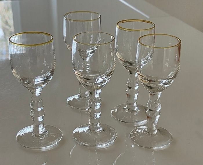 5 verres à liqueur liseré doré