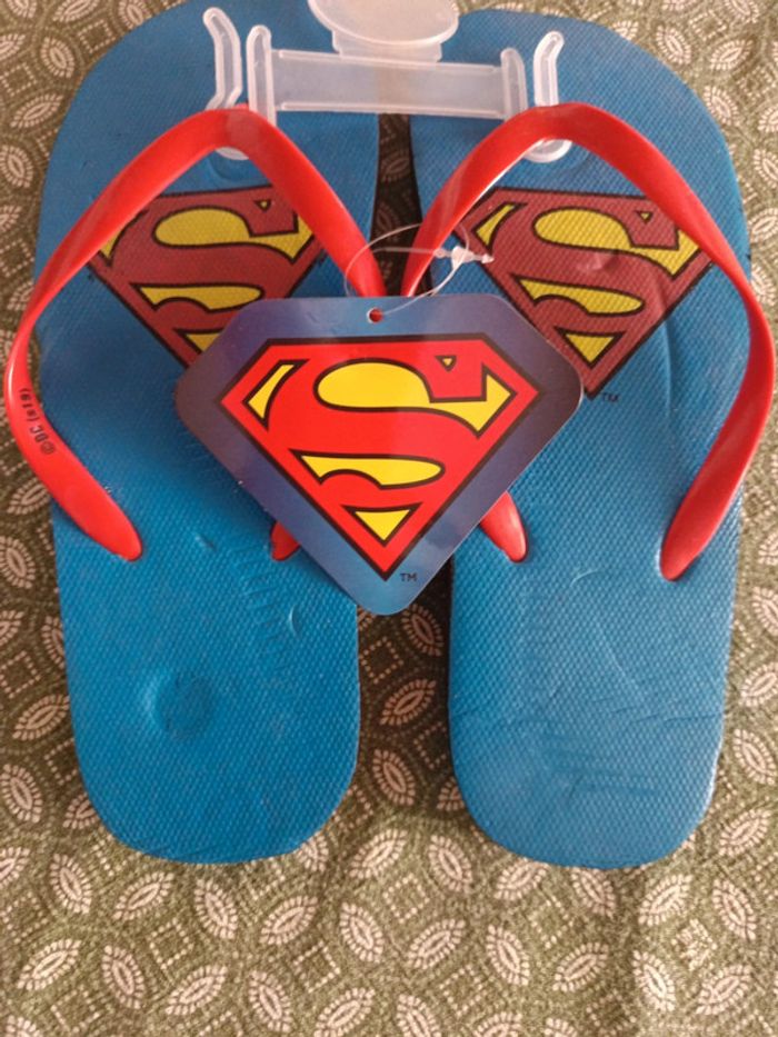 Paire de claquettes neuves Superman taille 34/35 - photo numéro 3
