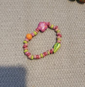 Bracelet élastique perles en bois feuilles vert et rose