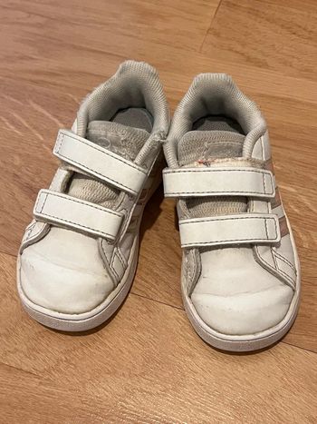 Basket Adidas grand court blanche taille 23