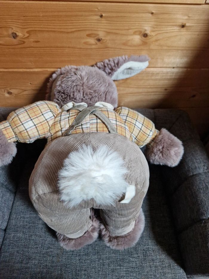 Très beau lapin en peluche habillé - photo numéro 3