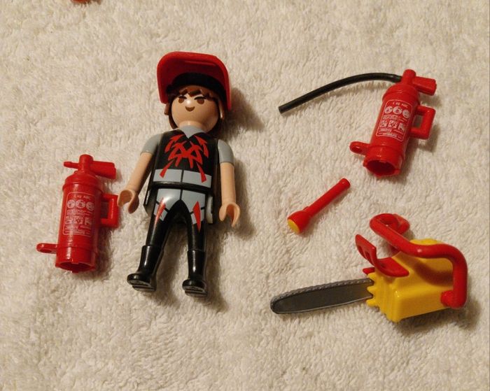 lot Playmobil pompier extincteur lampe tronçonneuse bombonne gaz flamme borne incendie hygiaphone - photo numéro 2