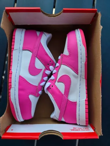 Nike dunk low rose taille 28,5 neuves