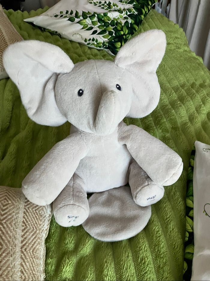 Éléphant qui bouge chante