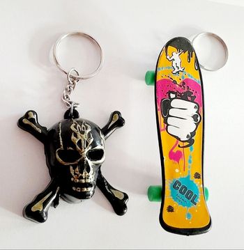 Lot de 2 porte clé Crâne et Skate Board