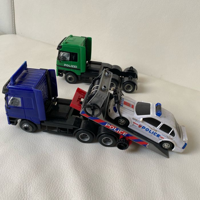 3 véhicules camions voiture à frictions police