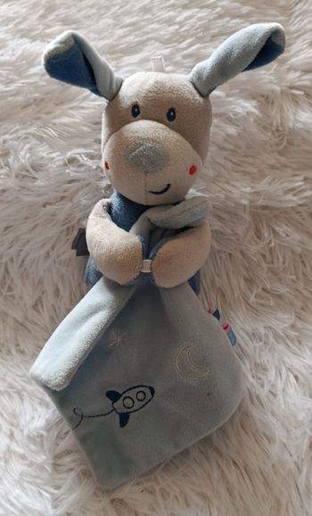Doudou peluche chien bleu avec mouchoir bleu ciel, fusée,lune - Sucre d orge