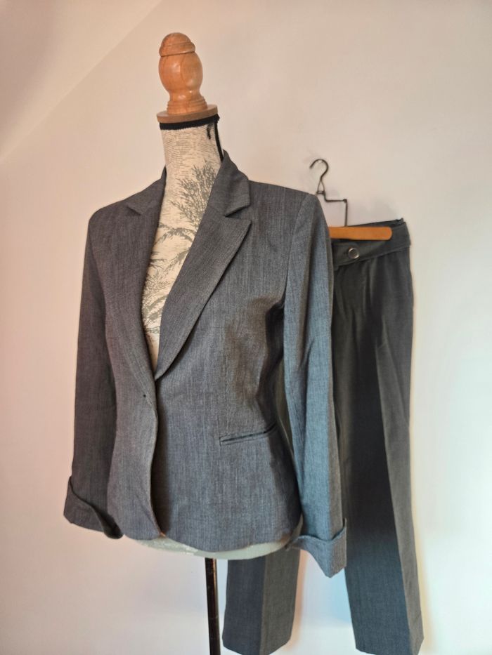 Tailleur pantalon Sinéquanone – Élégance intemporelle en gris anthracite - photo numéro 4