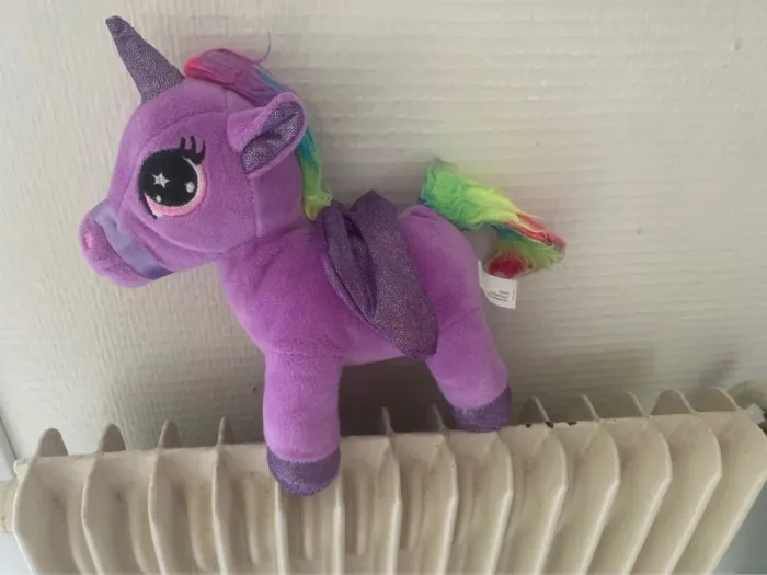 Peluche licorne violette