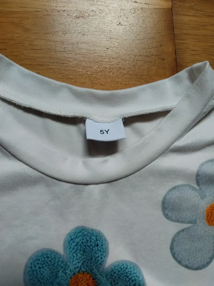 Tee-shirt neuf 5 ans - photo numéro 3