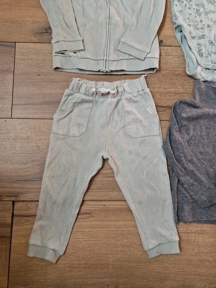Lot vêtements 24-36 mois - photo numéro 2