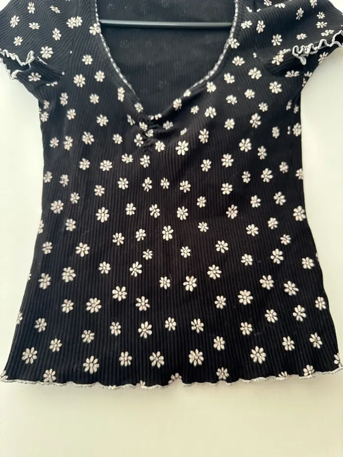 T shirt côtelé noir avec fleurs blanches Pimkie - photo numéro 4