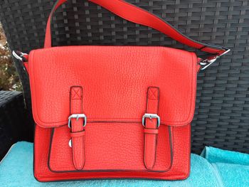 Sac à main rouge forme cartable rouge