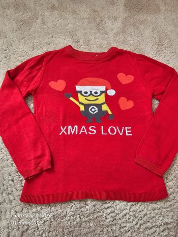 Pull minions de Noël rouge 8 ans comme neuf