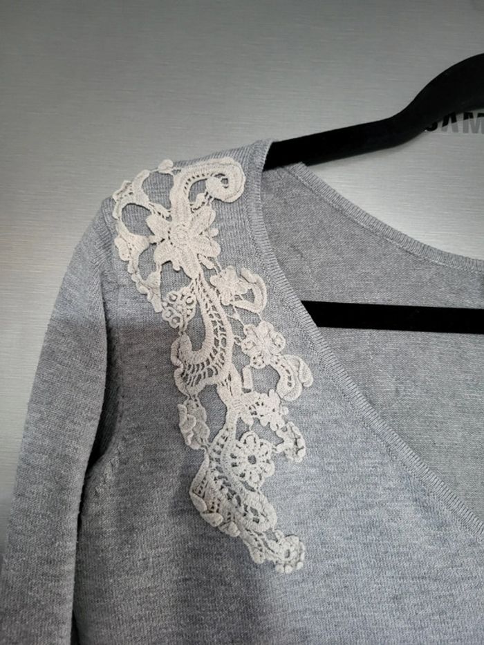 Robe pull grise et broderie - photo numéro 2