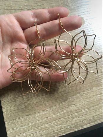 Boucles d’oreilles pendantes NEUVES pour femme forme de fleurs 🌼 couleur doré