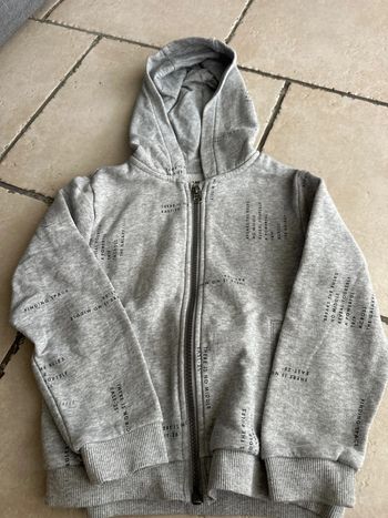 Pull Kiabi capuche 6 ans