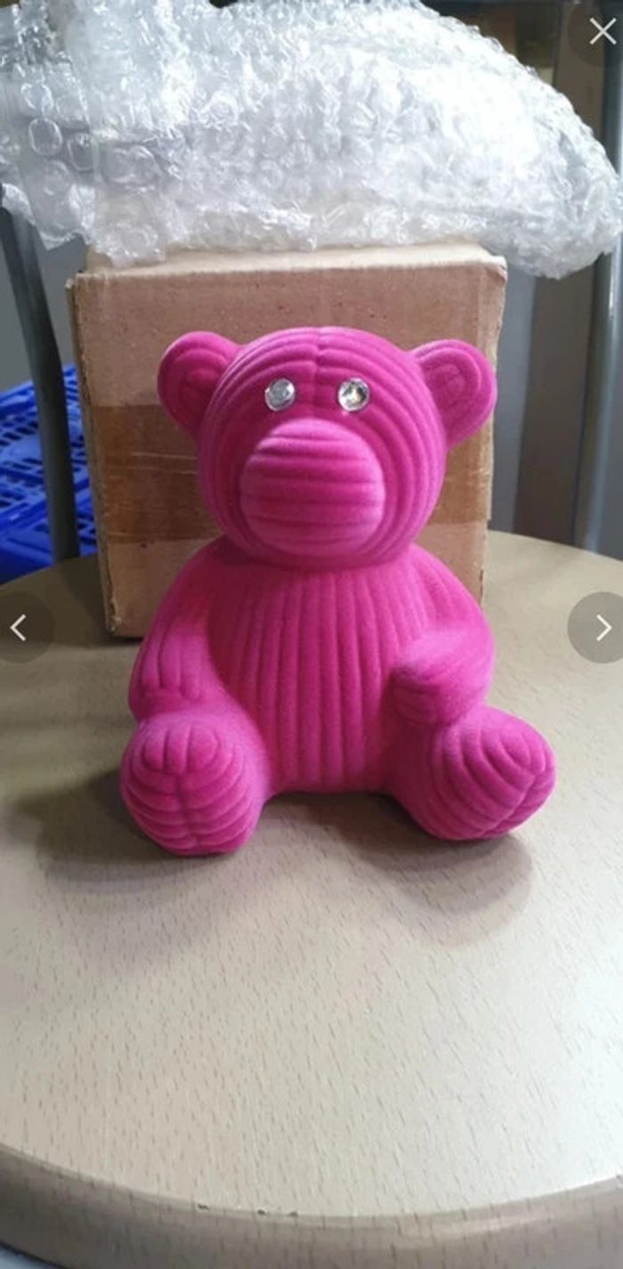 Neuve tirelire rose environ 12cm de hauteur. A l’unité ou en lot