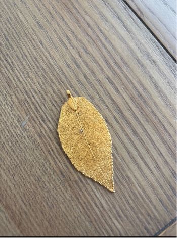 Pendentif feuille dorée