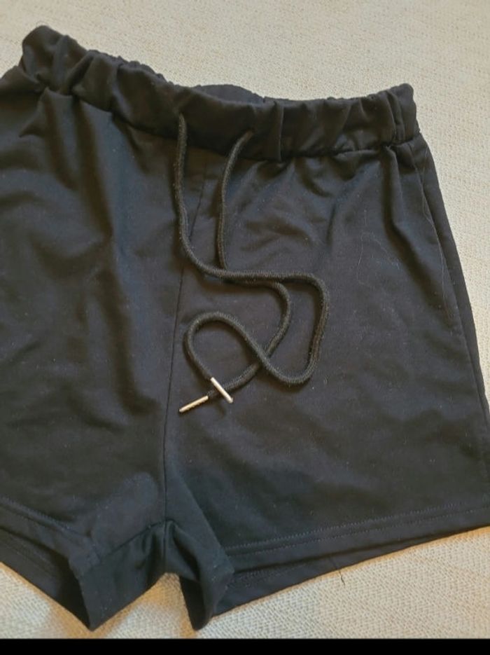 Short taille S  en bon état - photo numéro 2