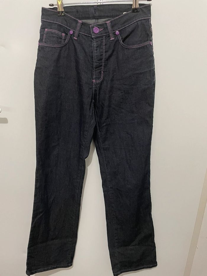 Jean au coutures violettes