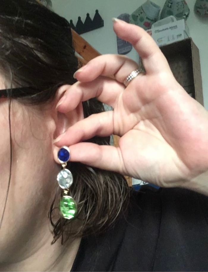Boucles d’oreilles pendantes NEUVES pour femme  avec pierres couleurs bleu foncé, blanc et vert - photo numéro 3