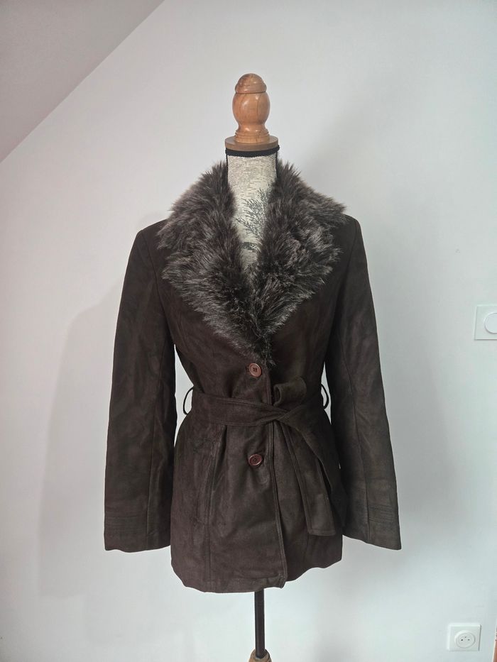 Veste vintage en daim brun avec col en fausse fourrure – Élégance rétro chic