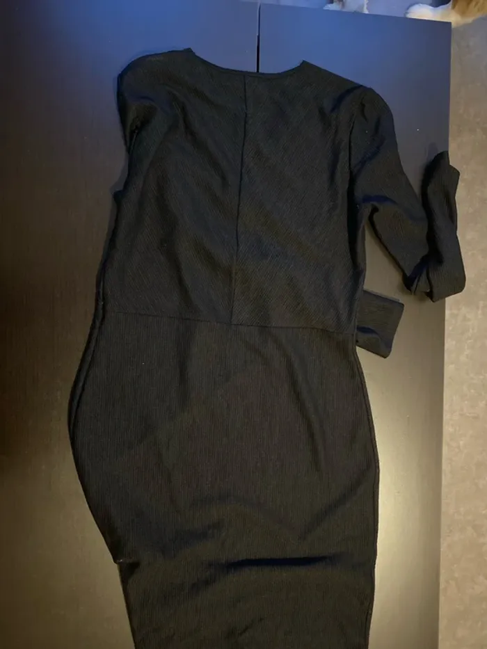 Robe noir cintrée cache cache en très bon état - photo numéro 5