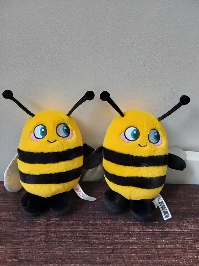 2 peluches abeille