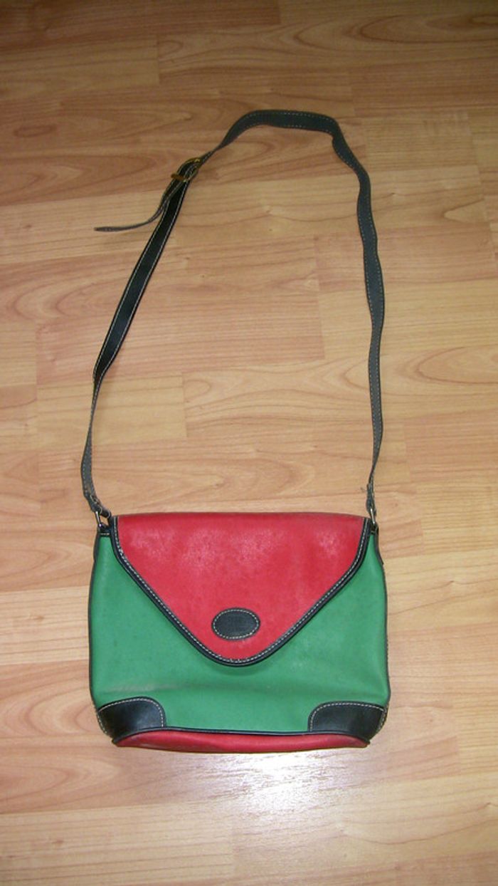 Sac à main rouge vert et marine