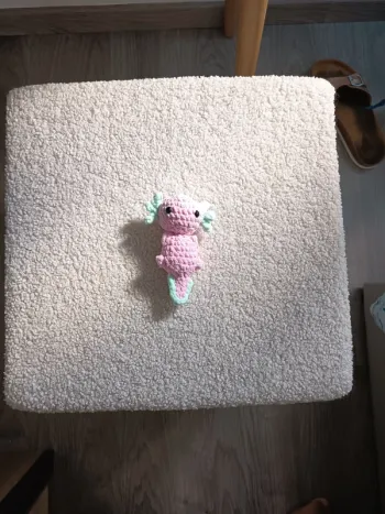 Peluche axolotl rose et vert d'eau crochet neuf
