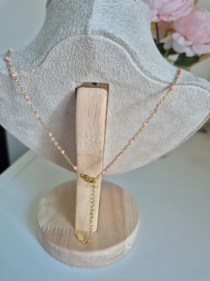 Collier style gigi dorée en acier inoxydable
🌸 perles résines rose clair médaille croix - photo numéro 4
