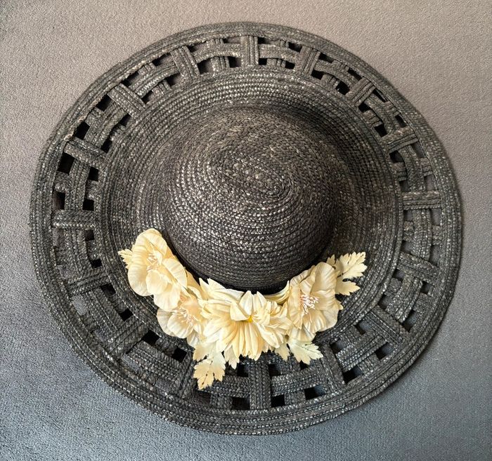 Chapeau de paille et fleurs