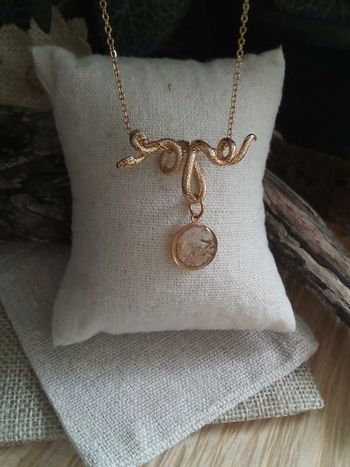 Collier serpent enroulé et pendentif en ormeaux naturels