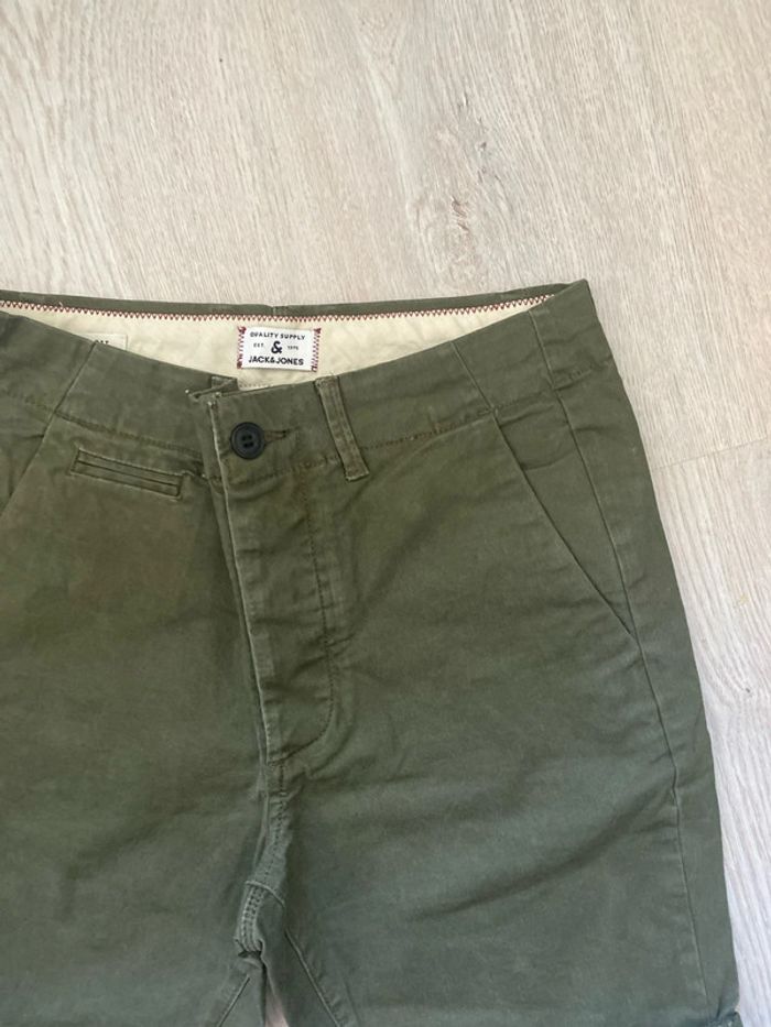 Short bermuda chino , couleur kaki, marque Jack & Jones. Taille XS Neuf - photo numéro 2