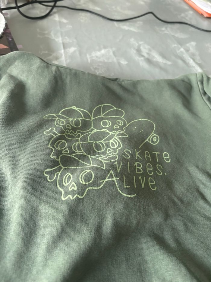 Sweat-shirt à capuche tête de mort skate bord - photo numéro 5