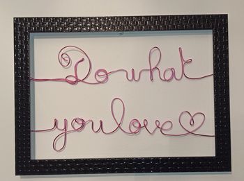 Cadre moderne "Do what you love" fabrication artisanale, en fil de fer