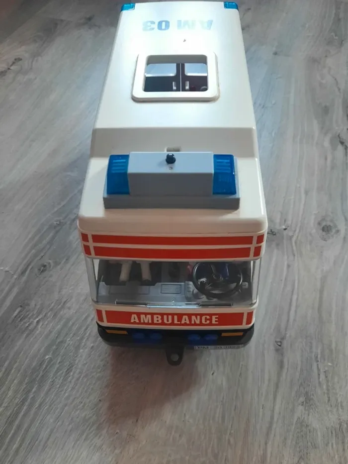 Ambulance 'Playmobil' - photo numéro 2