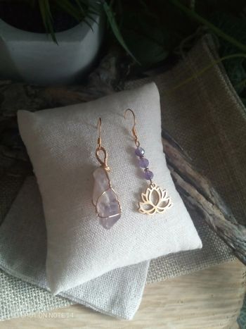 Boucles d'oreilles lotus et pierres naturelles d'améthyste