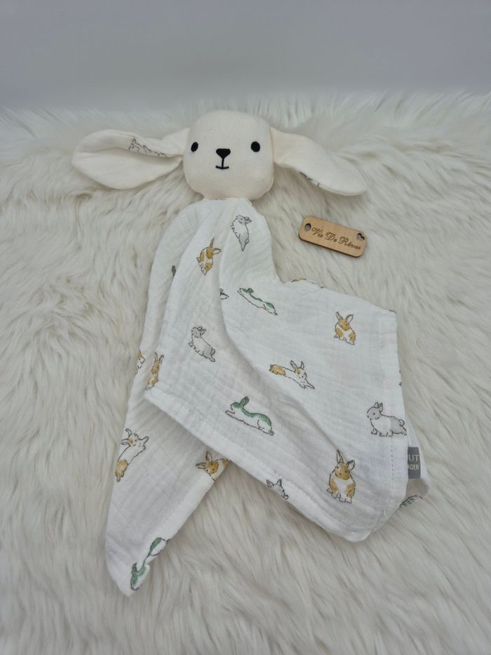 Doudou plat lange Lapin Mouton blanc motifs Bout’Chou Monoprix