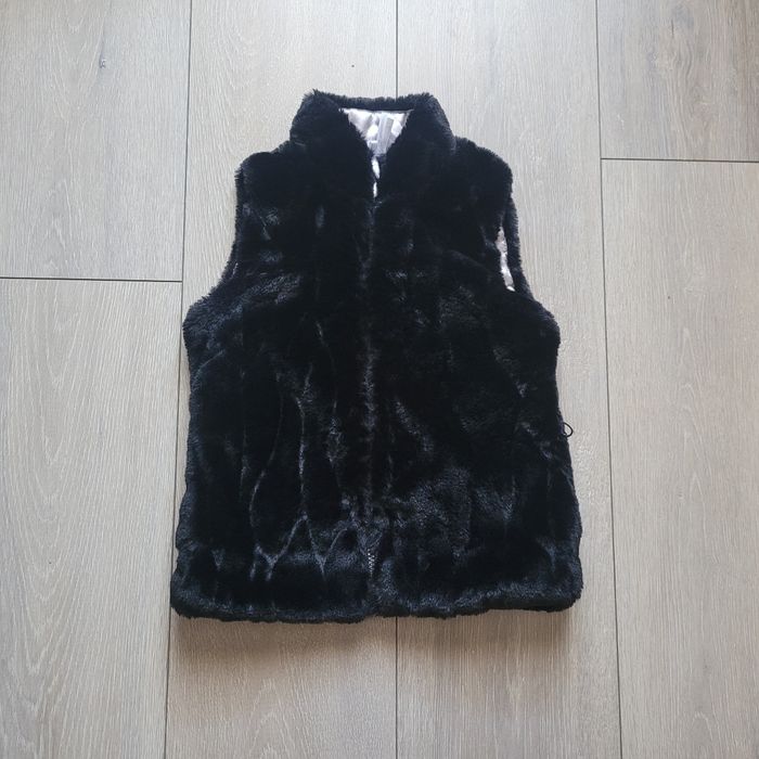 Très beau gilet en fourrure synthétique très douce noir. Fille 6 ans. Marque Orchestra