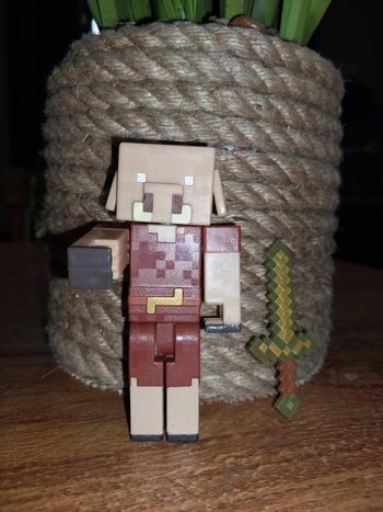 Figurine minecraft avec épée