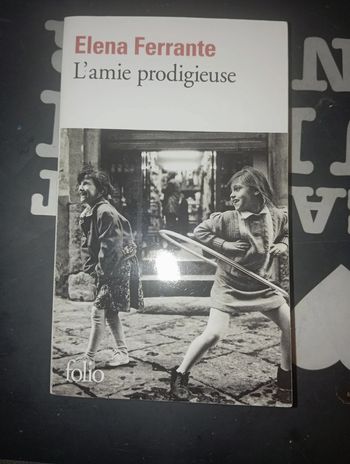 Livre de poche l Amie prodigieuse de Elena Ferrante