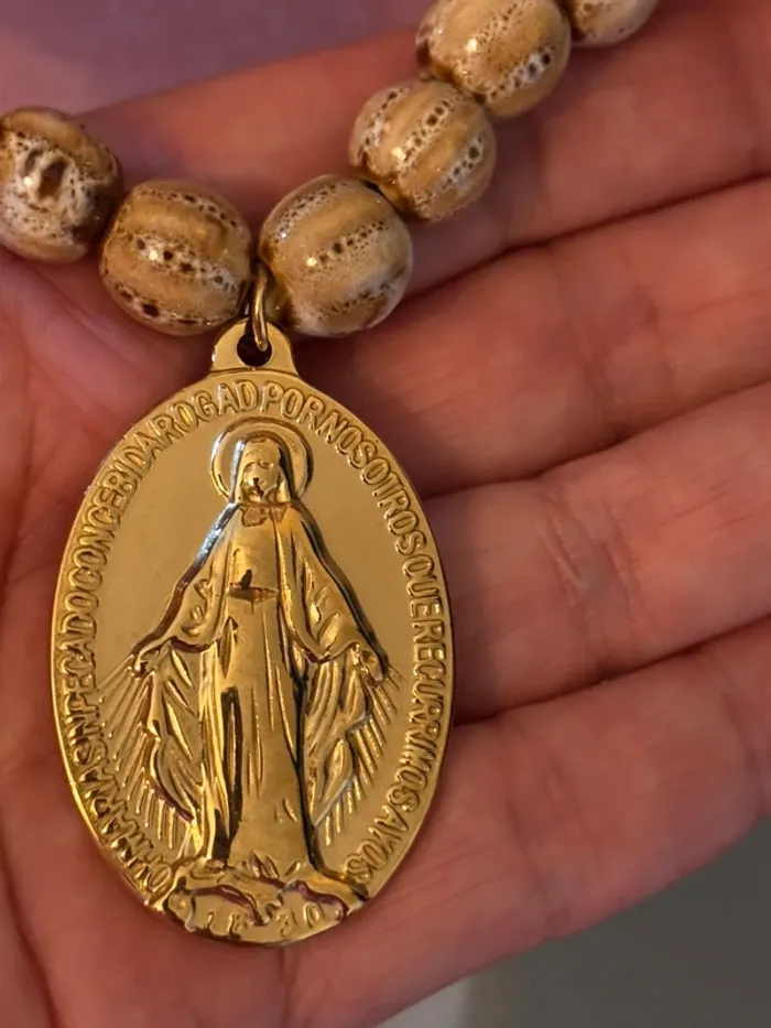 Collier grosses boules bois médaille xxl vierge en relief - photo numéro 3