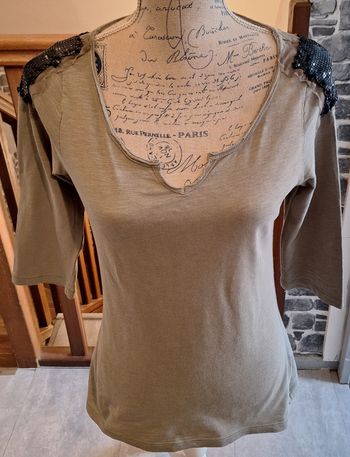 Tee-shirt kaki avec manches 3/4 et épaules recouvertes de sequins noirs