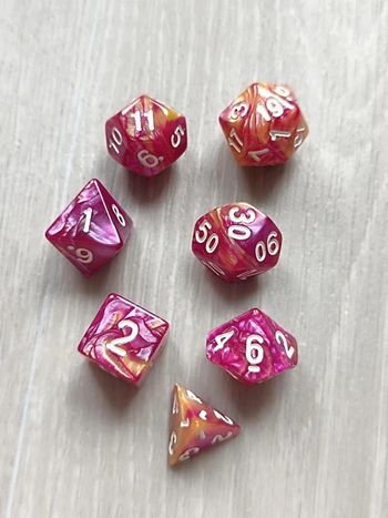 Lot de 7 dés mauve et jaune irisé originaux pour activités