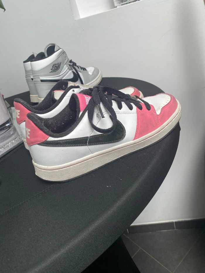 Basket noir blanc rose Nike