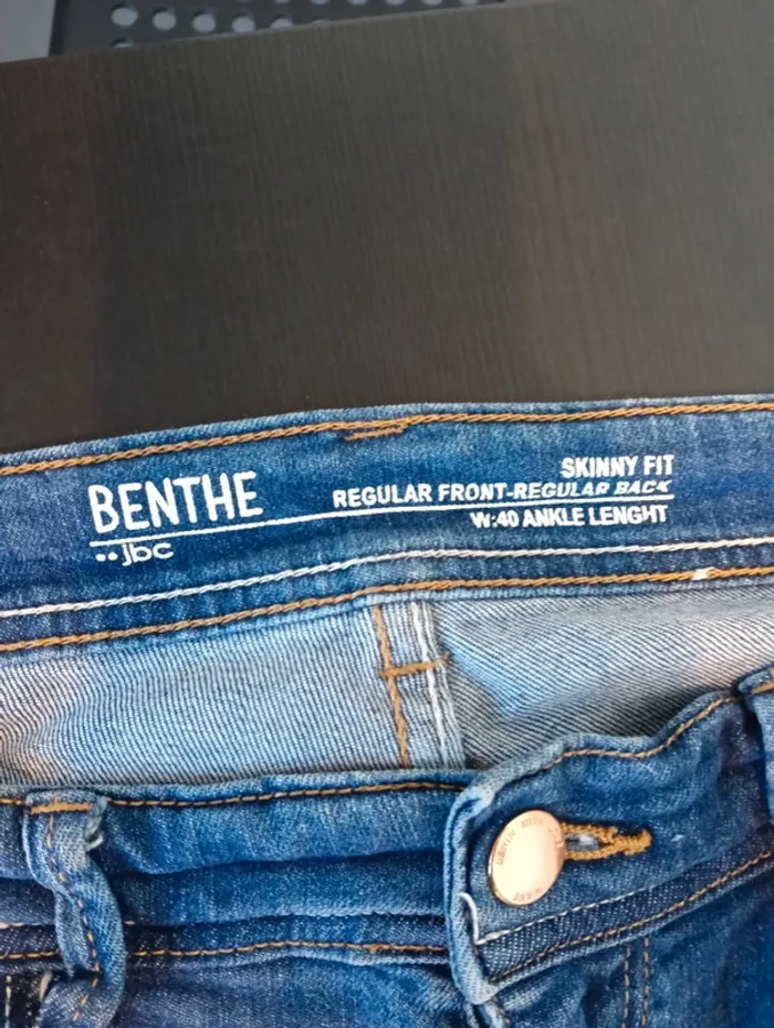 Jean troué 40 L - photo numéro 3