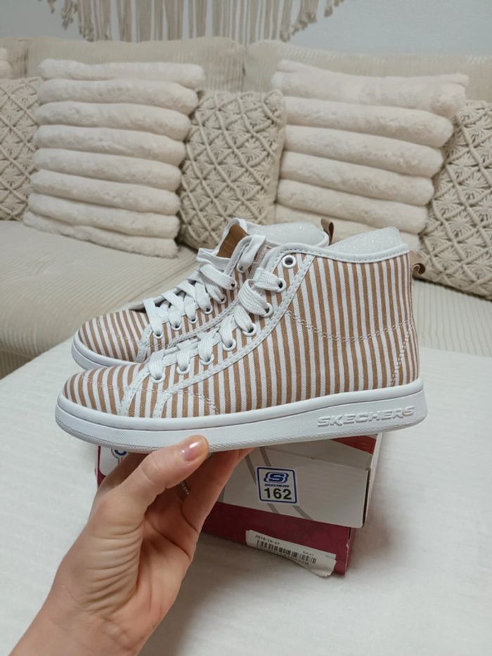 Jolie paire de tennis montantes à mémoire de forme Skechers pointure 35 neuves