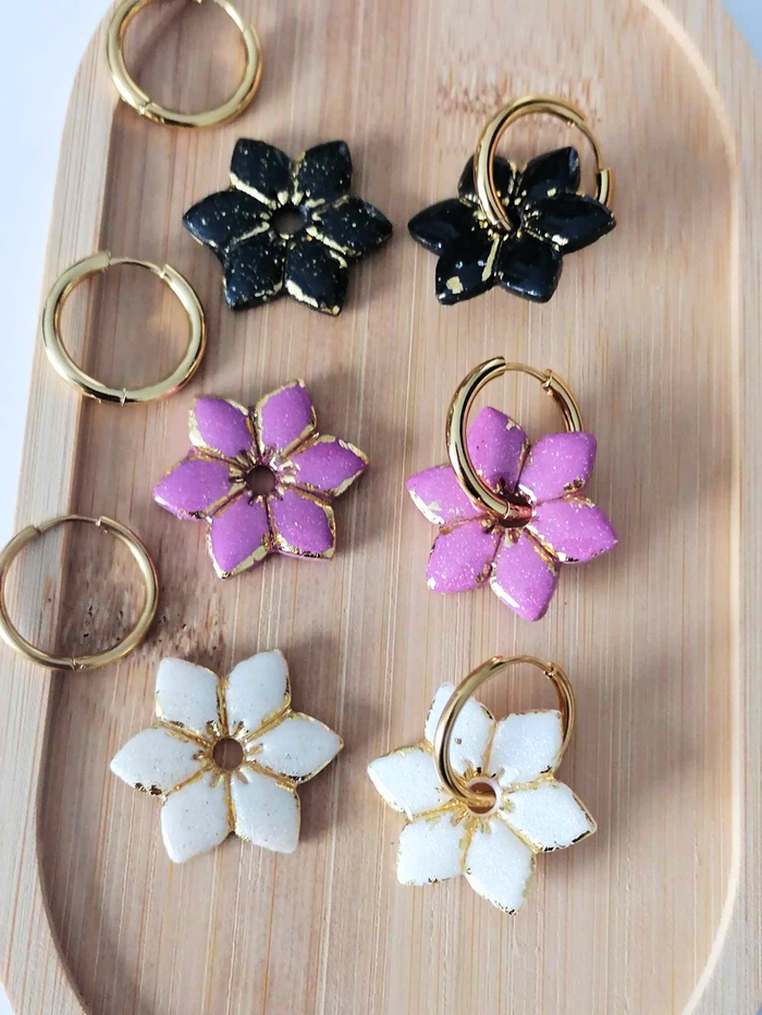 Pampilles fleurs colorées en pâte polymère – Charms interchangeables pour boucles d’oreilles